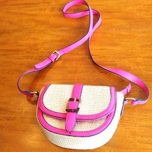 - - Izzy & Allie wicker fuschia trim crossbody handbag